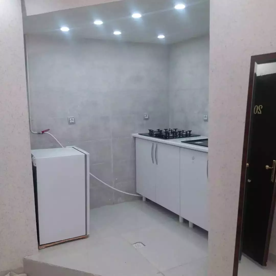 آشپزخانه هتل ناصر با کابینت سفید و اجاق گاز