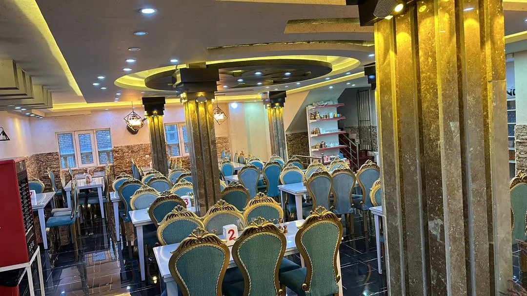 سالن غذاخوری هتل ناصر با صندلی‌های آبی