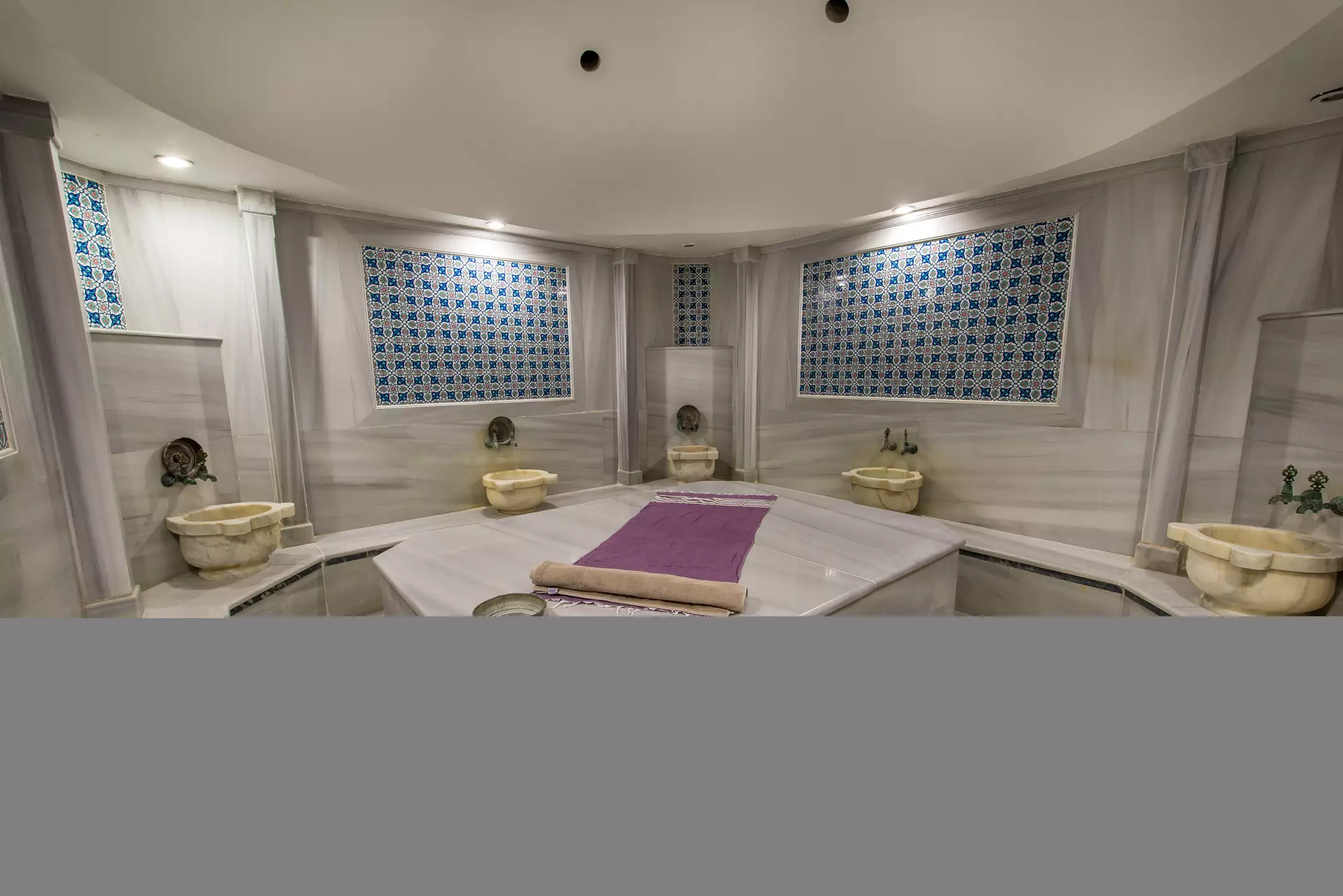حمام ترکی با تخت سنگی و کاشی‌کاری آبی هتل سمینال
