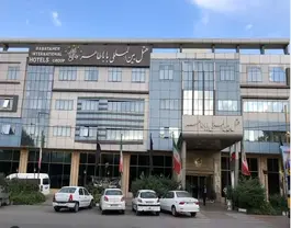 نمای بیرونی هتل باباطاهر با نمای شیشه‌ای و ورودی اصلی
