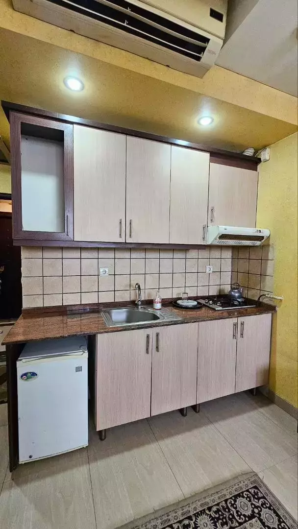 آشپزخانه هتل فرهاد با کابینت و اجاق گاز