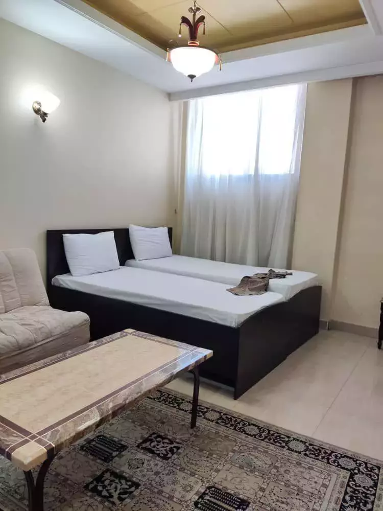 اتاق دو تخته هتل فرهاد با پنجره و تخت‌خواب