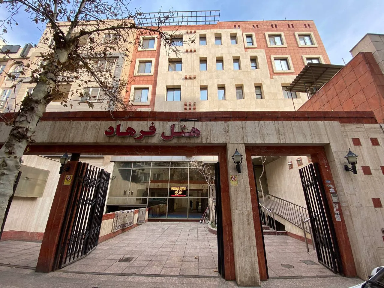 ورودی و نمای بیرونی هتل فرهاد