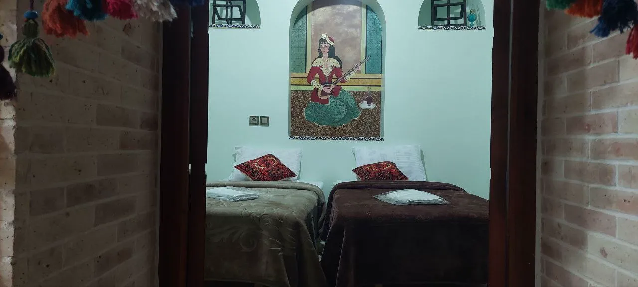 دو تخت در اتاق سنتی ملک تاج