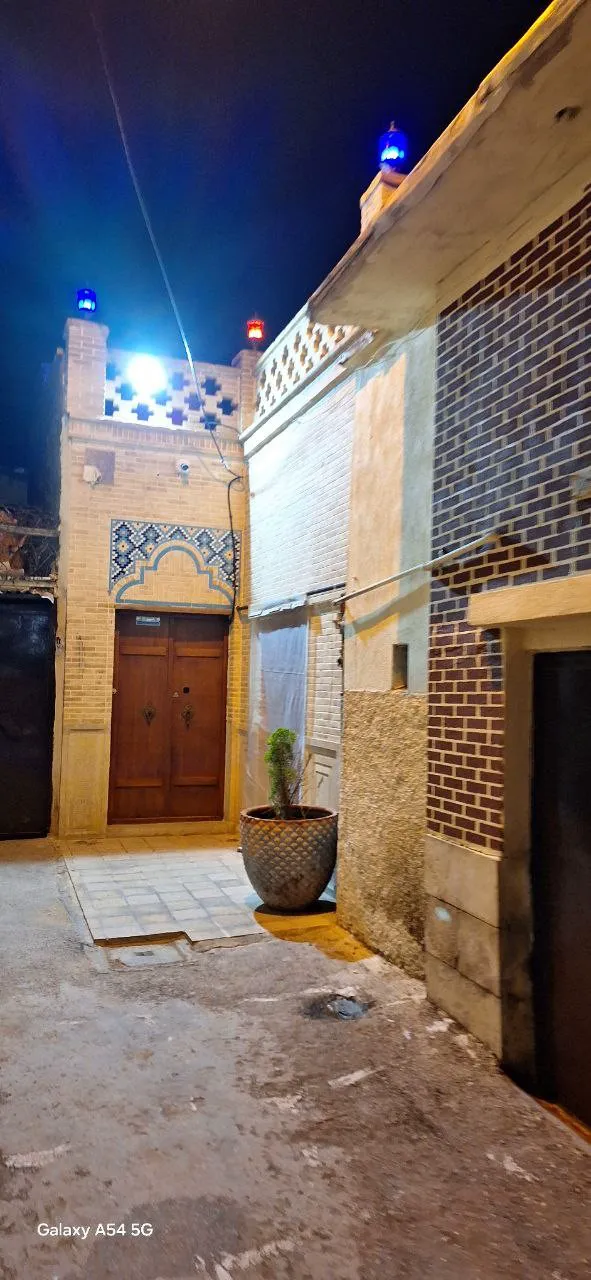 ورودی آجری هتل ملک تاج در شب