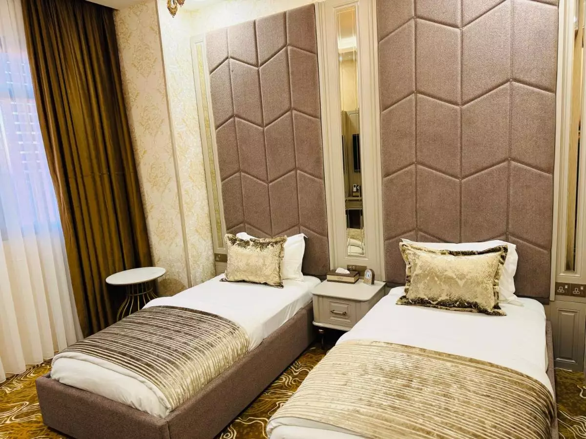اتاق دو تخته هتل رویال با دیوارپوش هندسی