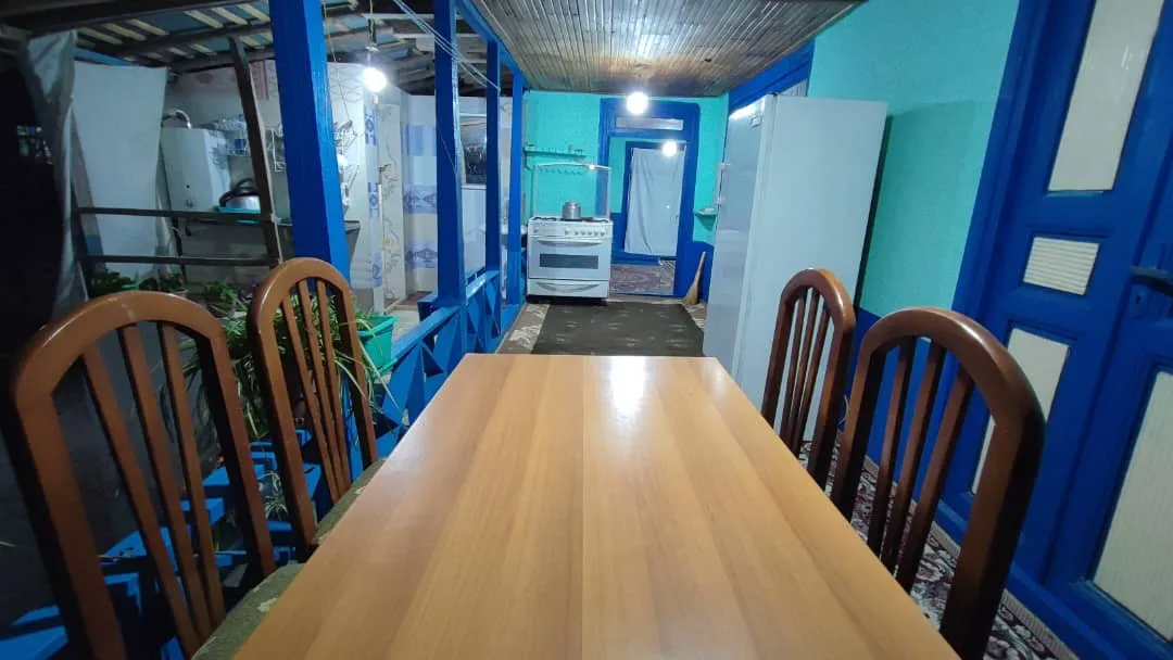 میز ناهارخوری چوبی در فضای داخلی اکبربابا