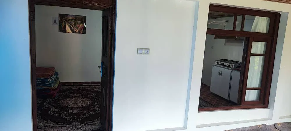 آشپزخانه و فضای داخلی اقامتگاه اکبربابا