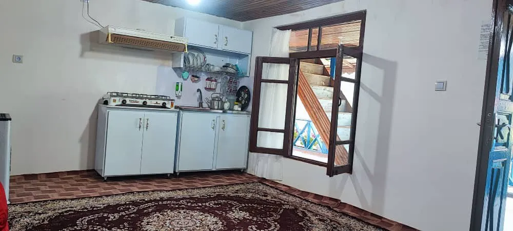 آشپزخانه کابینتی با پنجره باز در اکبربابا