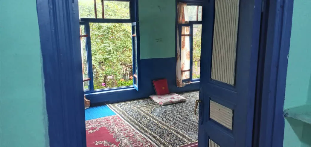 اتاق با کف‌پوش فرش‌شده در اقامتگاه اکبربابا