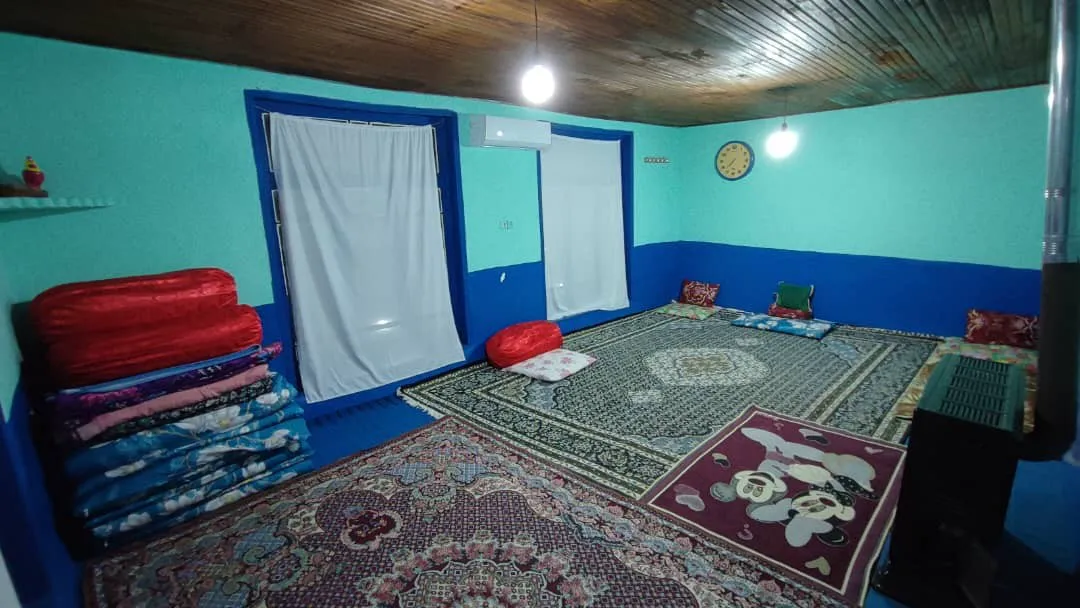 اتاق مفروش با تشک‌های سنتی در اکبربابا