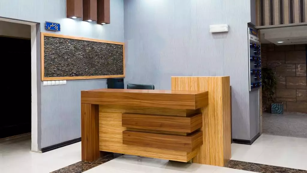 میز پذیرش چوبی هتل فرهیختگان