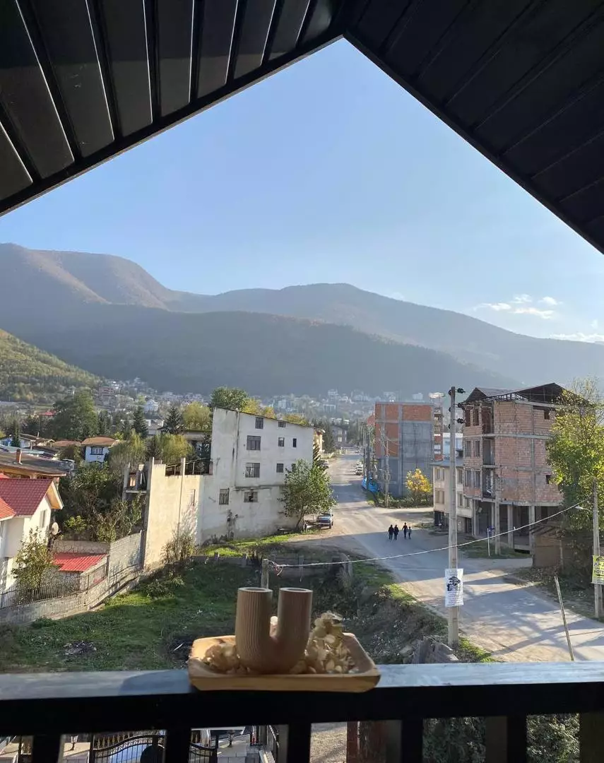 مازیار، نمای کوهستان و ساختمان‌ها از بالکن