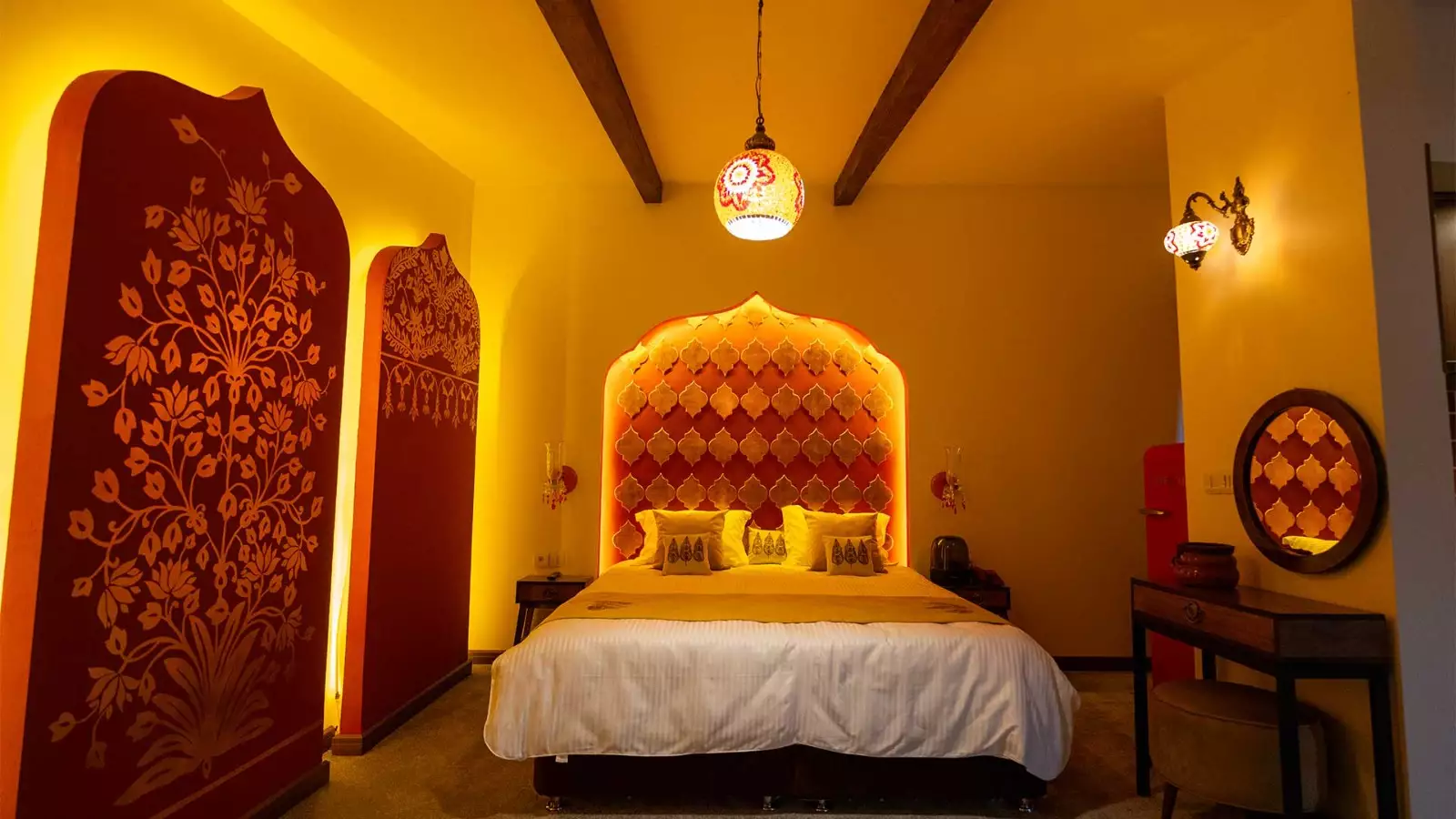 اتاق خواب عمارت 85 با تخت و تاج‌تخت سنتی