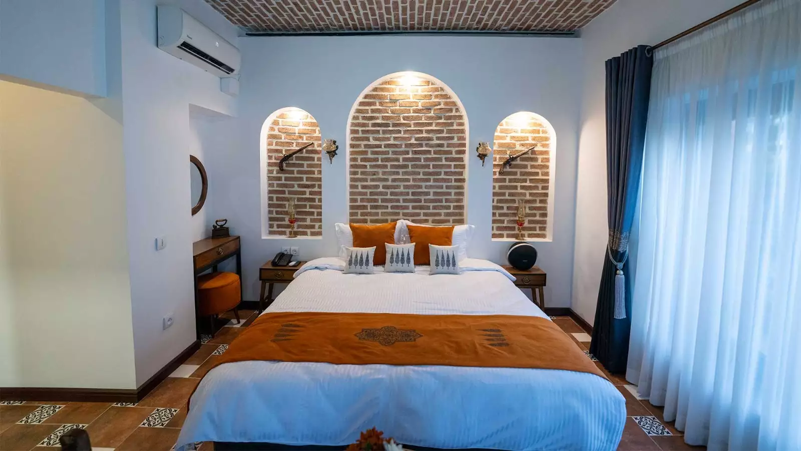 اتاق خواب عمارت 85 با طاق‌های آجری
