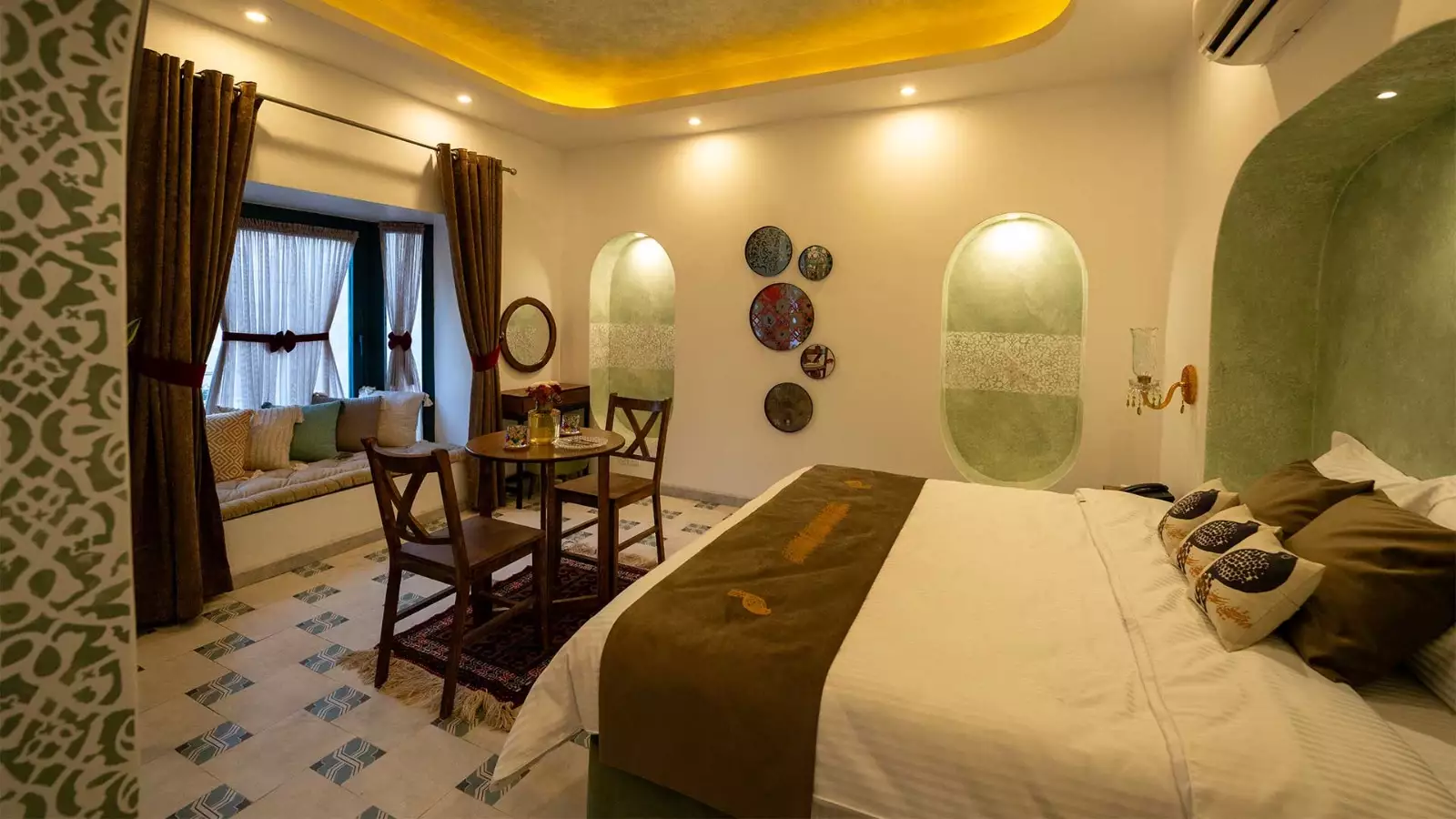 اتاق عمارت 85 با تخت دونفره و نشیمن کنار پنجره