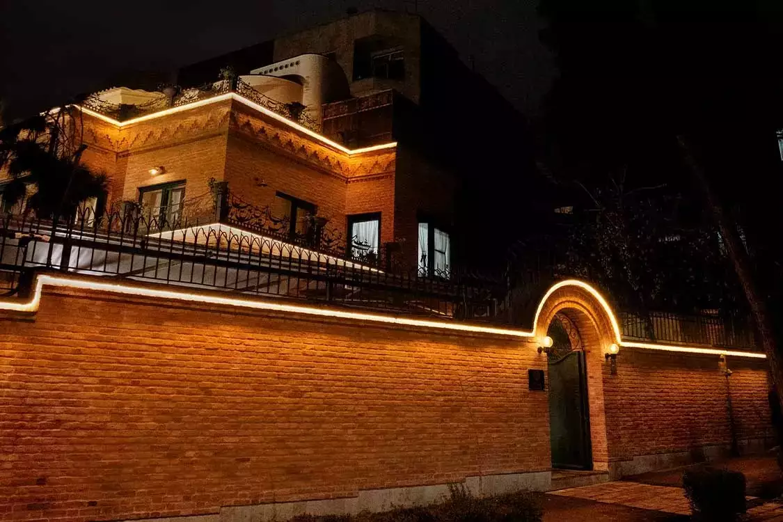 نمای شبانه ساختمان آجری عمارت 85
