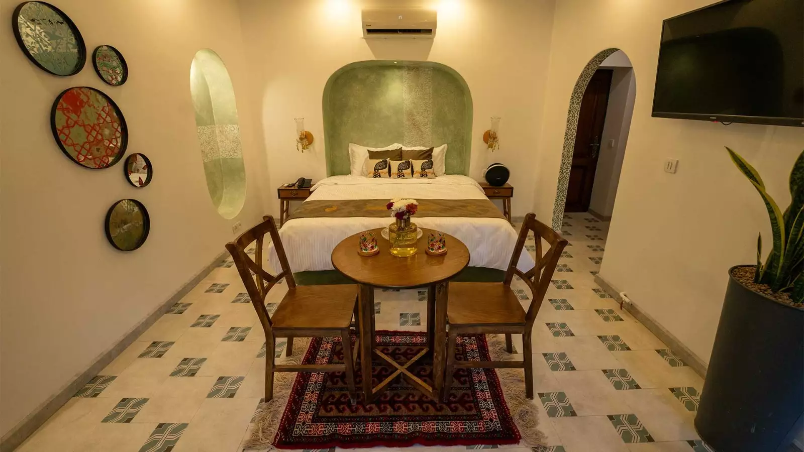 اتاق عمارت 85 با تخت دونفره و میز دو نفره