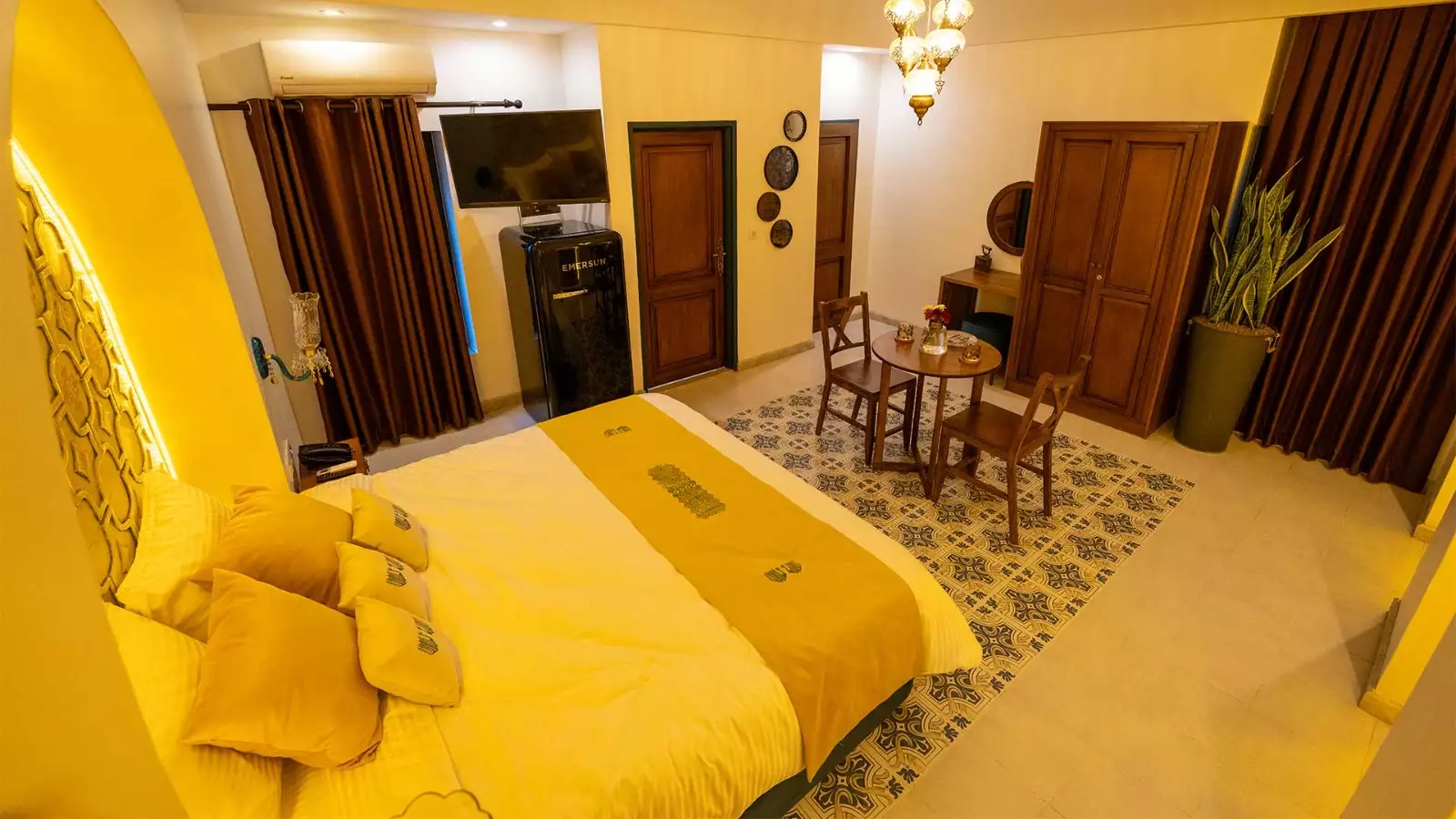 اتاق عمارت 85 با تخت و میز غذاخوری