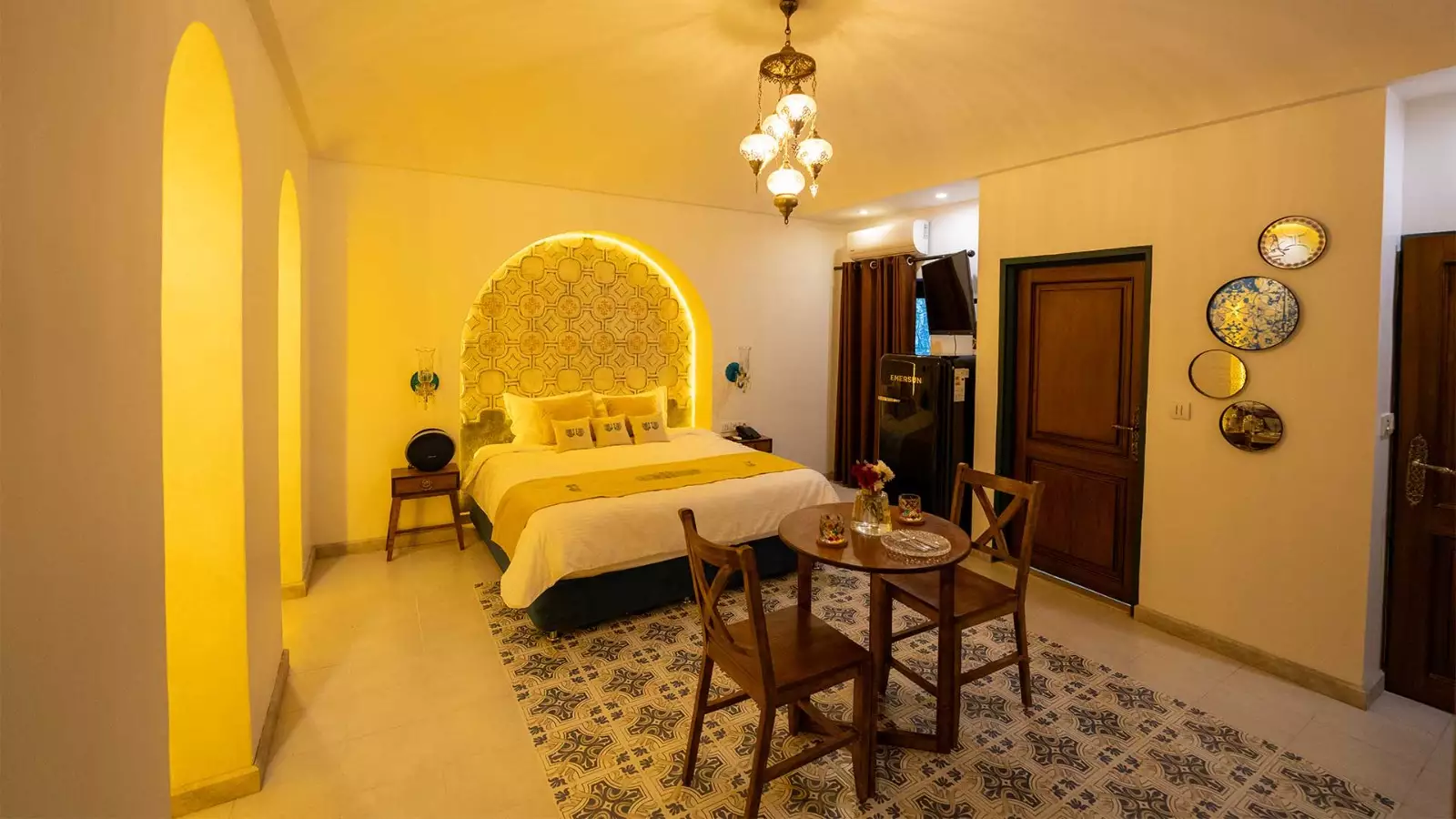 اتاق خواب عمارت 85 با تخت و طاقچه کاشی‌کاری