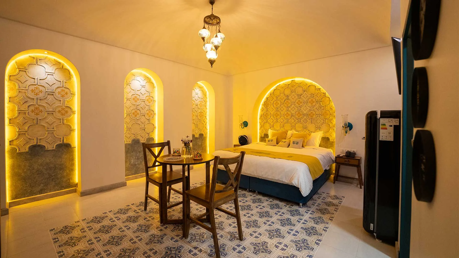 اتاق عمارت 85 با تخت و طاقچه‌های نورپردازی‌شده