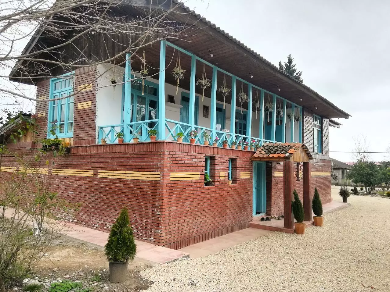 ایوان فیروزهای و نمای آجری اقامتگاه حاج حسین پرویزی