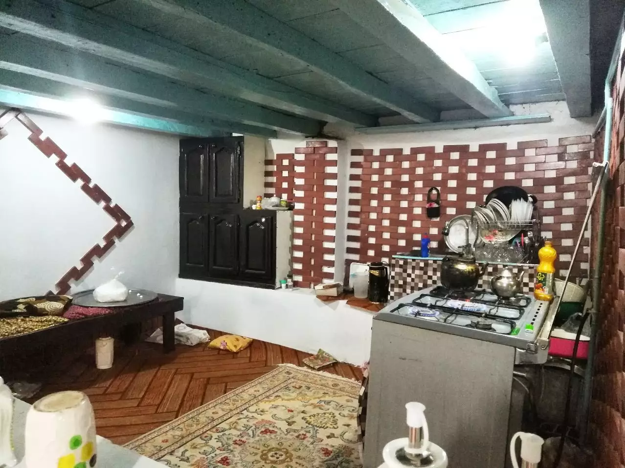 آشپزخانه اقامتگاه حاج حسین پرویزی با اجاق گاز و ظروف آشپزی