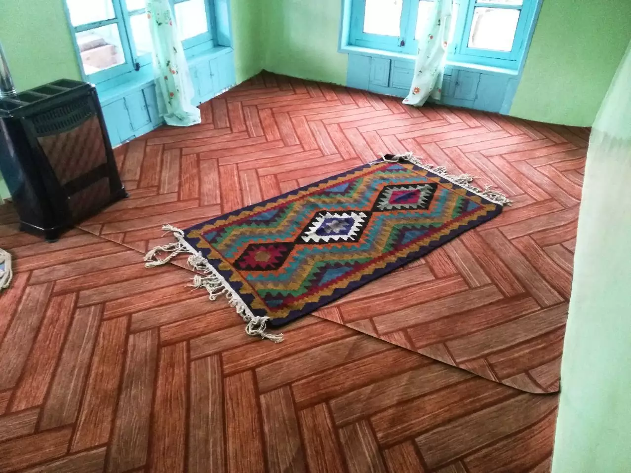 اتاق اقامتگاه حاج حسین پرویزی با گلیم هندسی