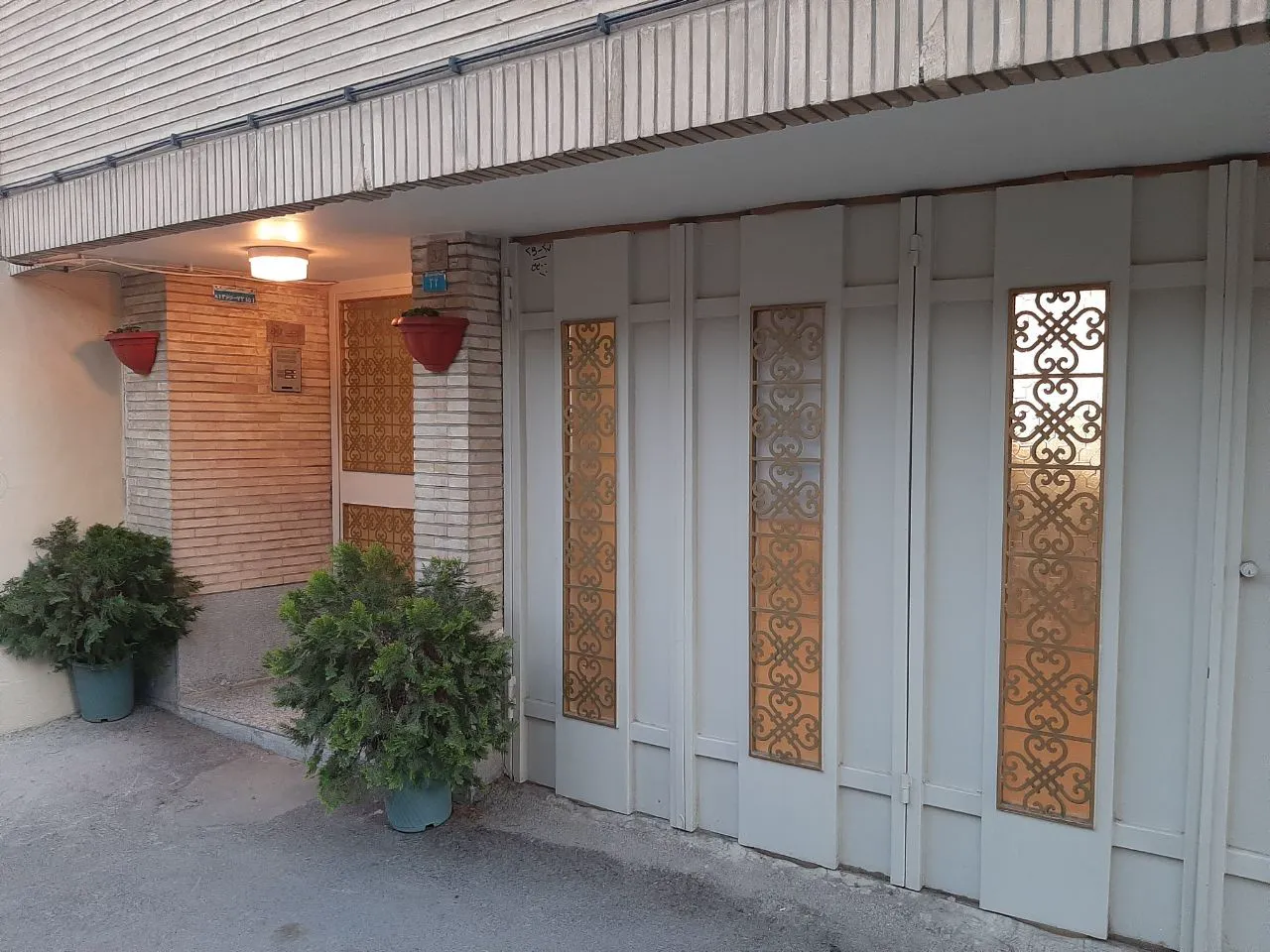ورودی سرای دربکوشک با درهای تزئینی