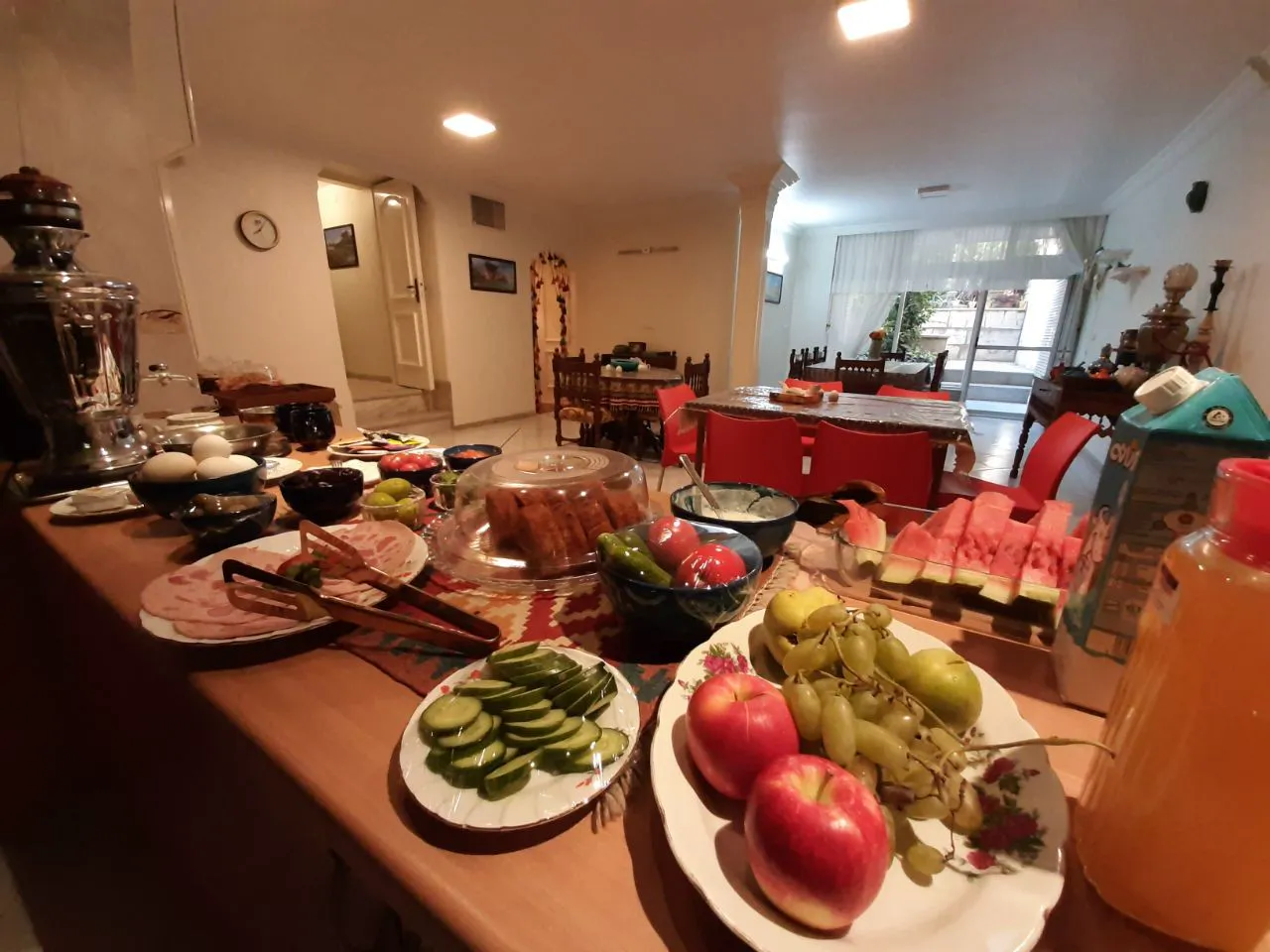 میز صبحانه با میوه در سرای دربکوشک