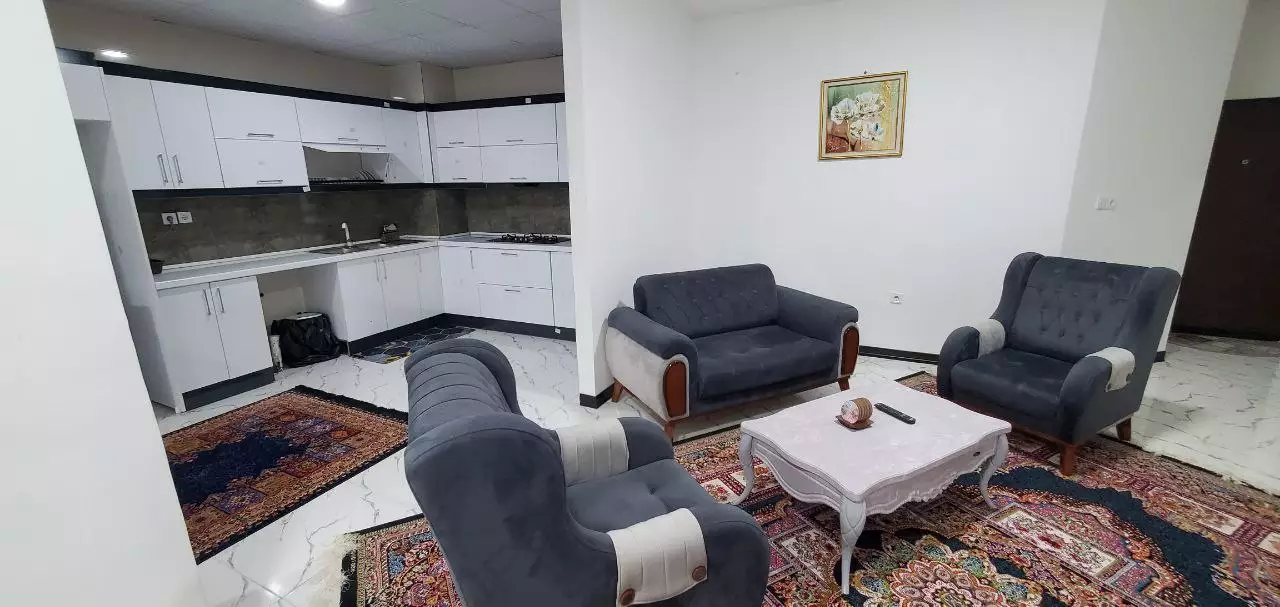 نشیمن هتل تاراز با آشپزخانه و مبلمان طوسی