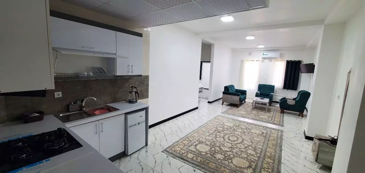 آشپزخانه و نشیمن آپارتمان هتل تاراز