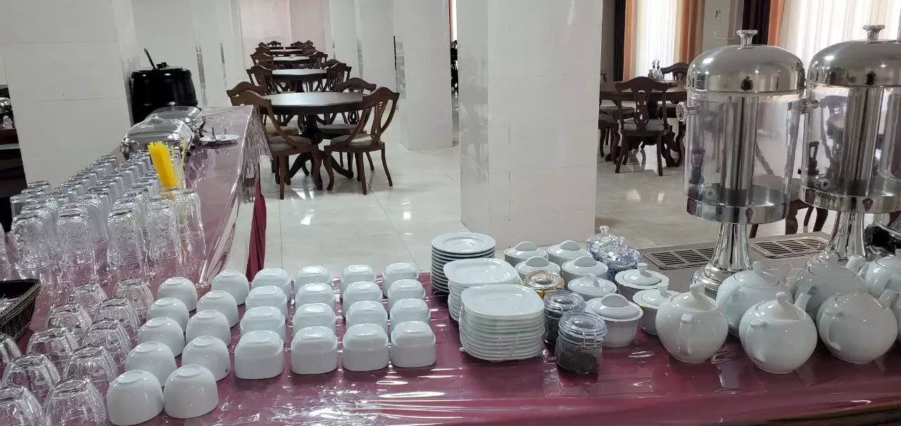 چیدمان ظروف و سماور در سالن غذاخوری تاراز