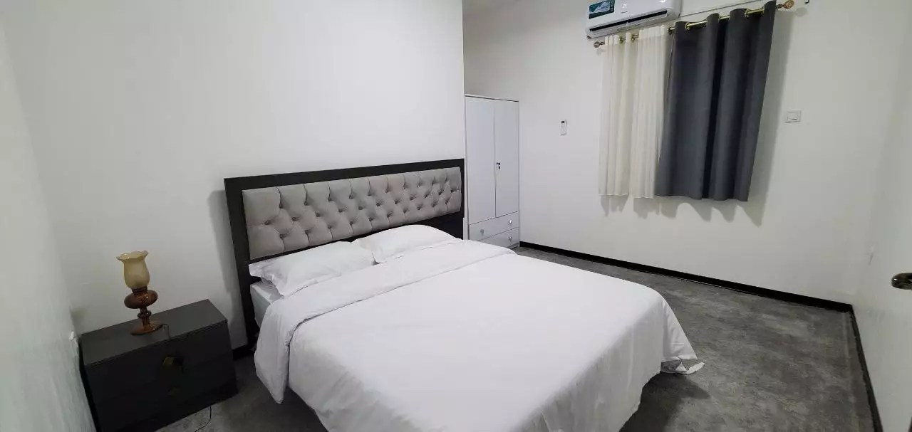 تخت دونفره در اتاق تاراز