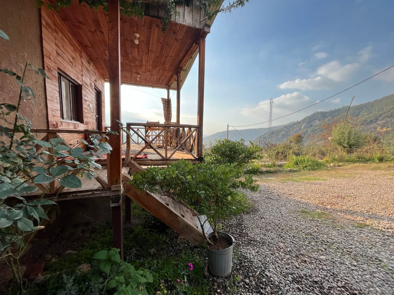نمای تراس کلبه نماشان رو به کوهستان