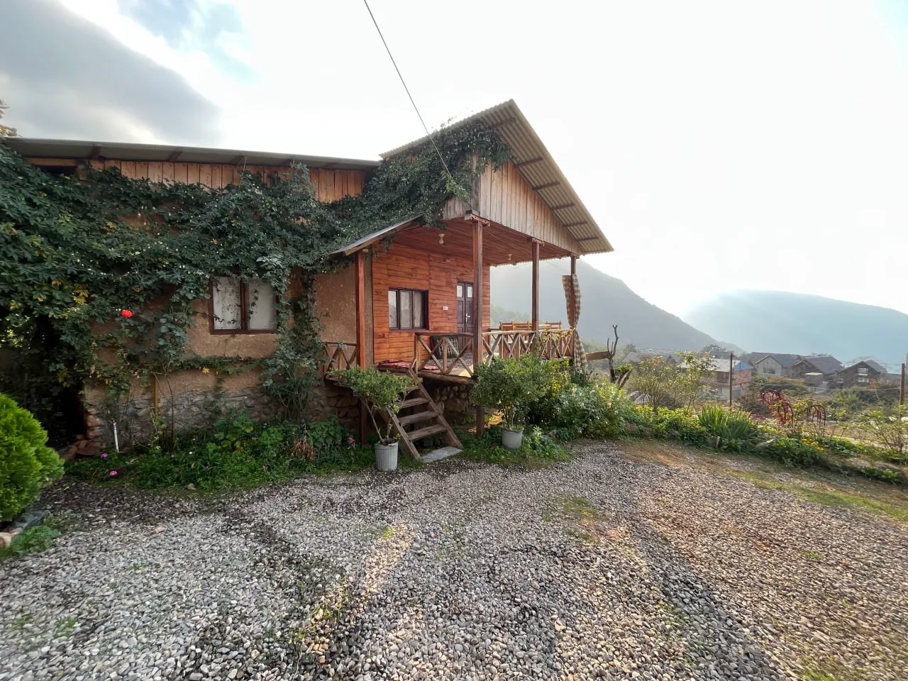 کلبه چوبی نماشان میان پوشش سبز کوهستان