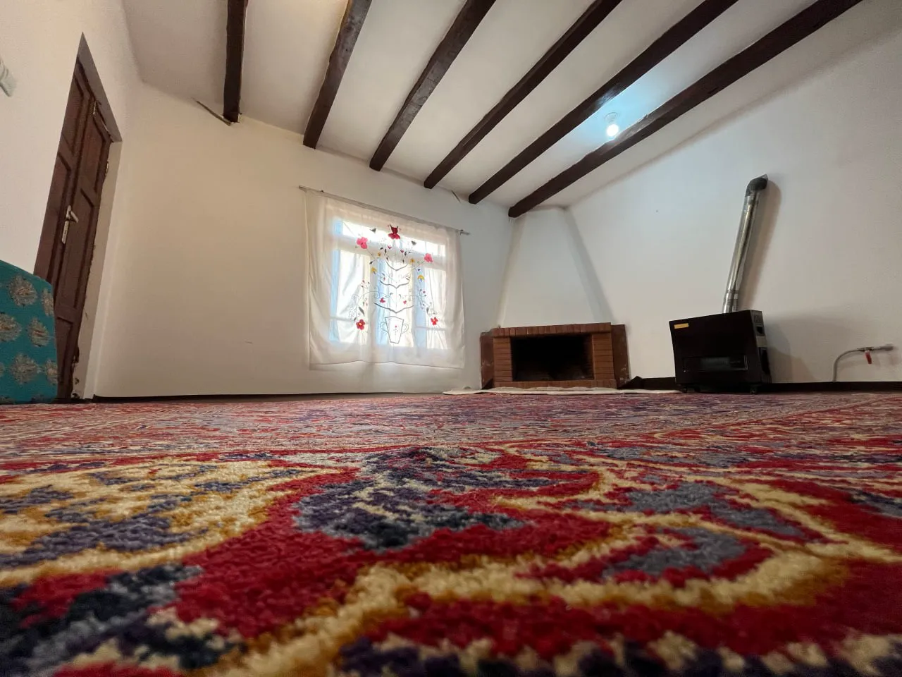 فرش قرمز اتاق نشیمن نماشان و شومینه