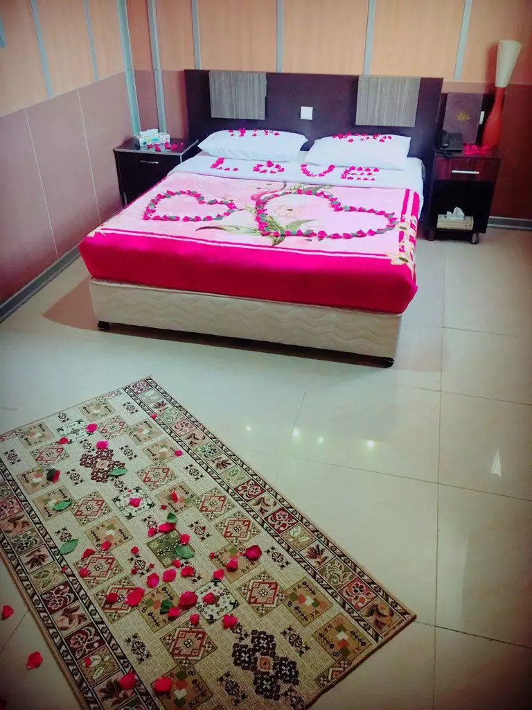 تخت دونفره هتل نادری با گل‌آرایی