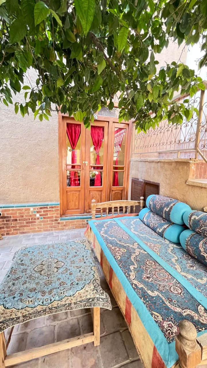 چیدمان سنتی فیروزهای در حیاط اقامتگاه بازار