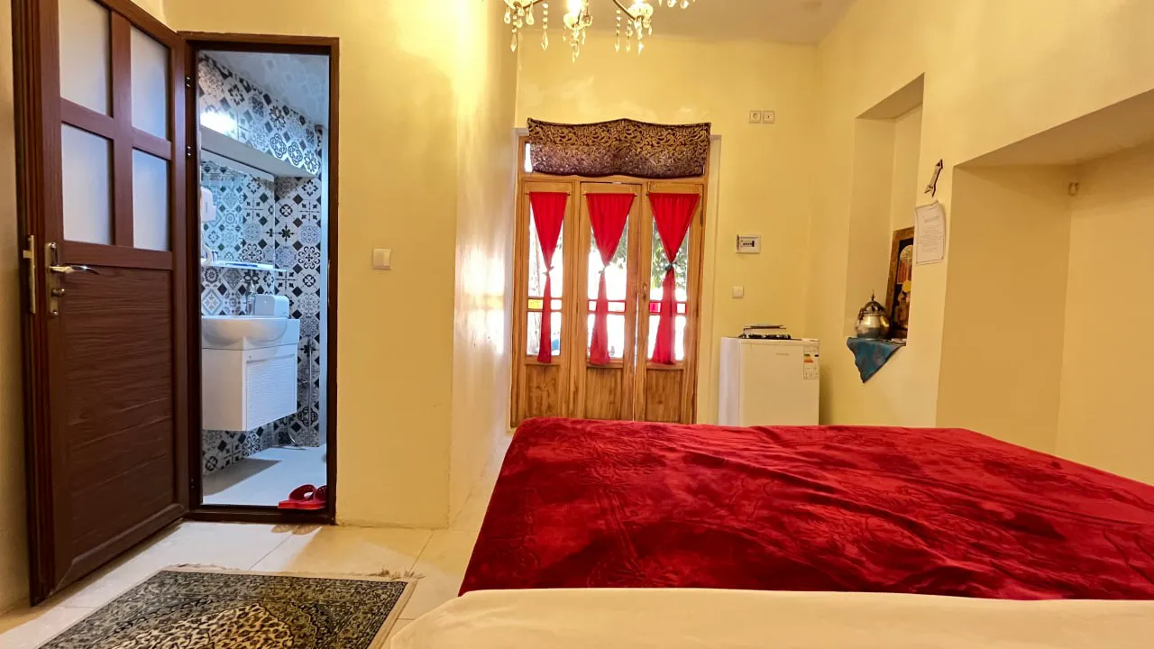 اتاق اقامتگاه بازار با تختخواب و روتختی قرمز