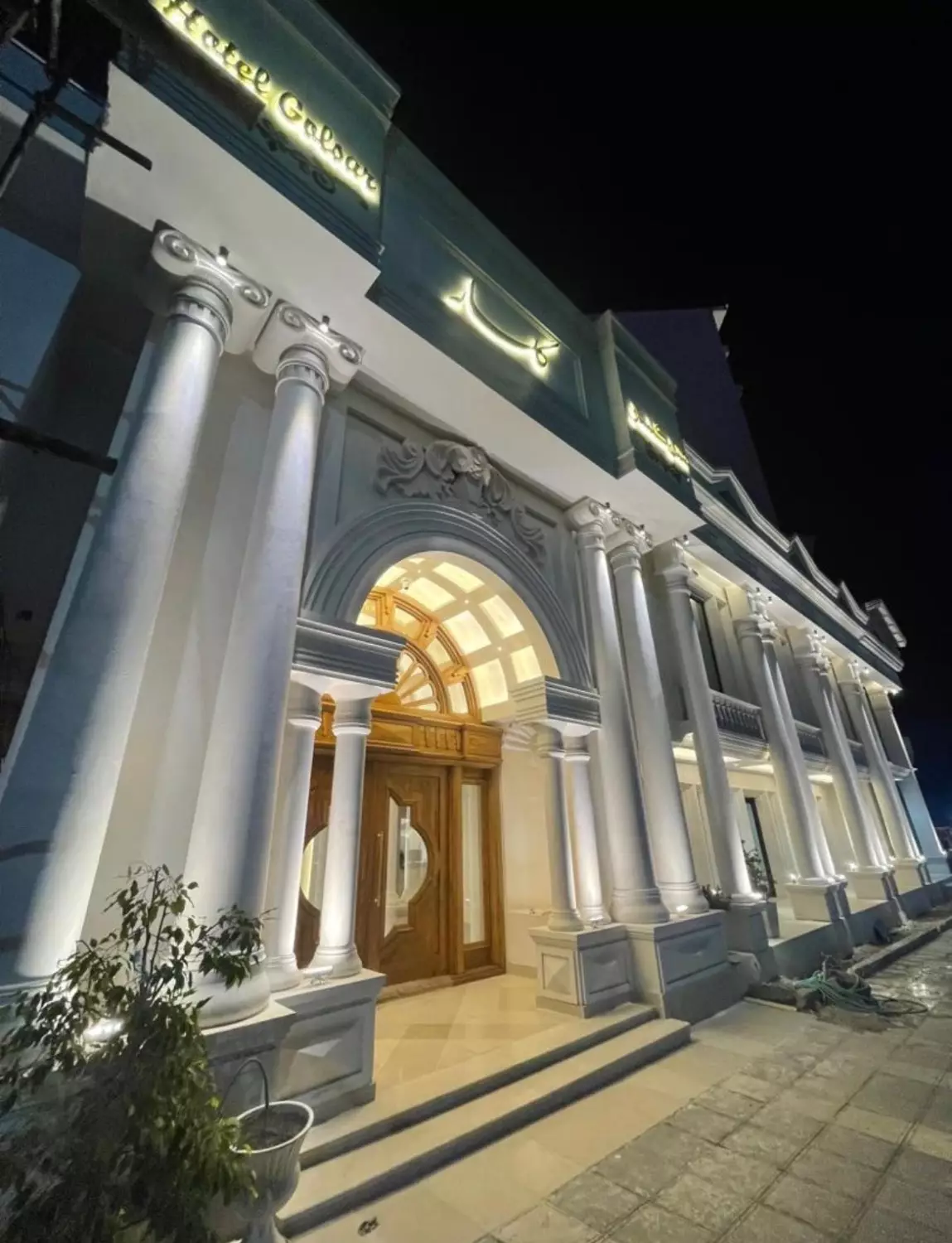 ورودی ستون‌دار هتل گلسار در شب