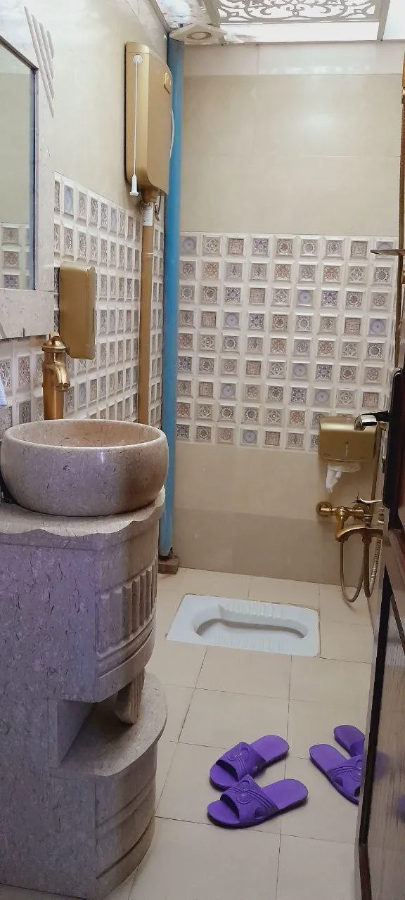 حمام هتل دژ با روشویی سنگی و دوش دستی