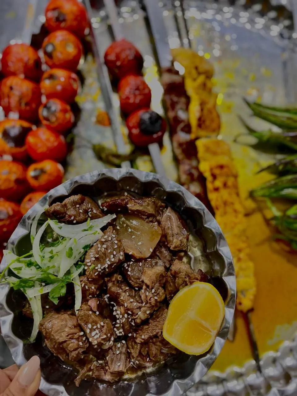 بشقاب گوشت کبابی با پیاز، سبزی و لیمو در هتل دژ