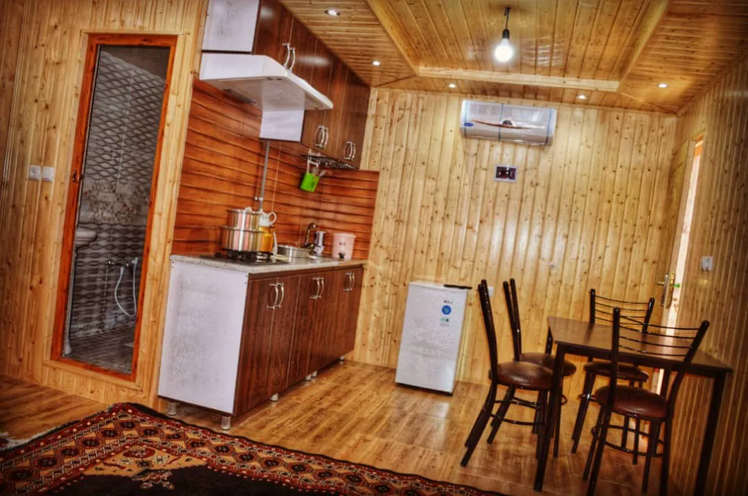 آشپزخانه چوبی و میز غذاخوری باغ ملک