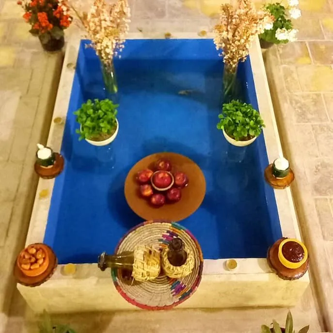 حوض آبی سووشون با گل و چیدمان سنتی