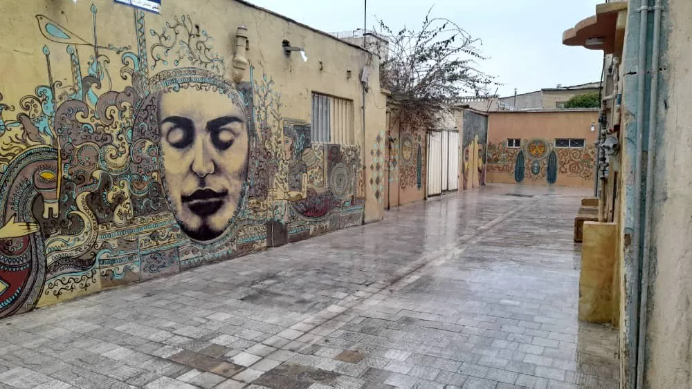 کوچه دیوارنگاری‌شده سووشون با نقاشی چهره