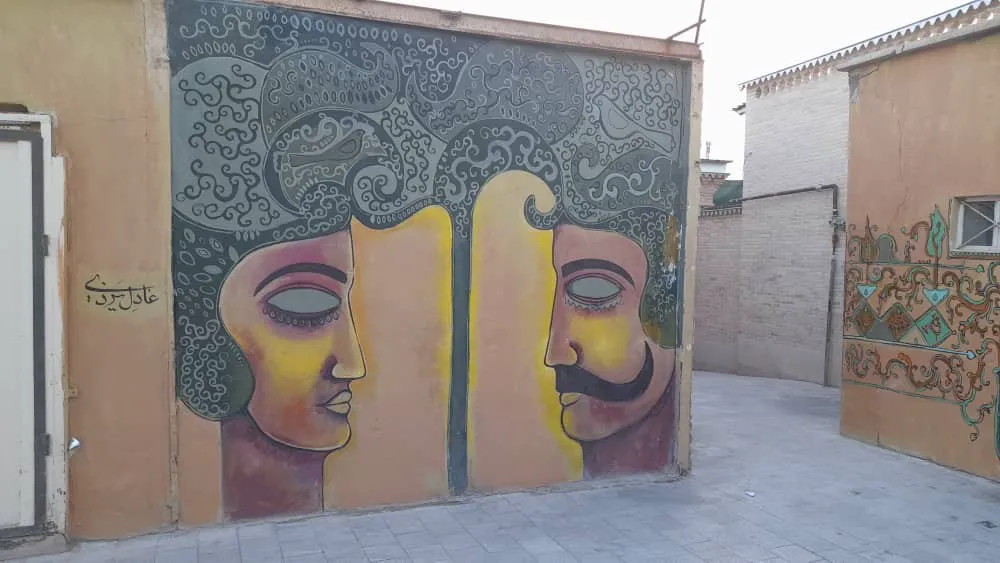 نقاشی دیواری دو چهره در محوطه هتل سووشون