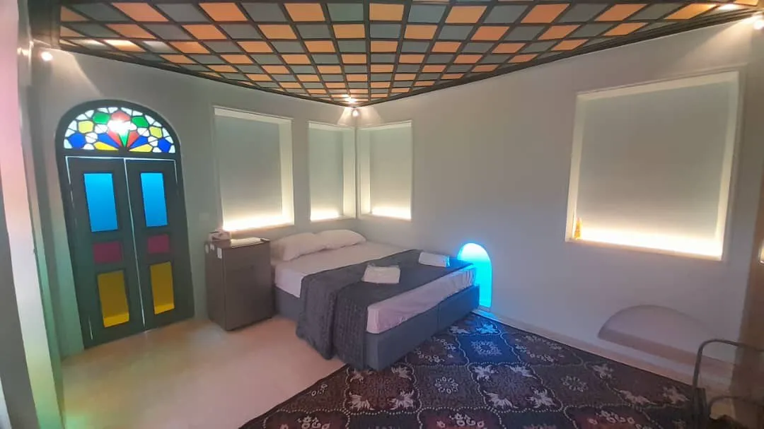 اتاق سووشون با تخت دونفره و سقف طرح‌دار