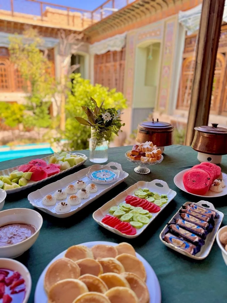 میز صبحانه با میوه و شیرینی در خانه
