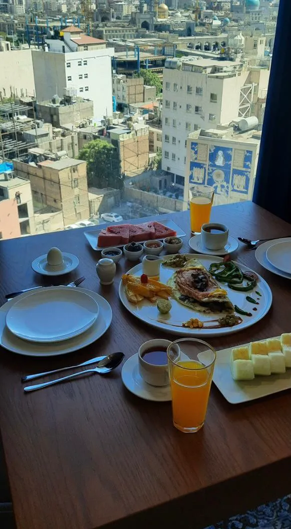 صبحانه با منظره شهری در هتل آراد